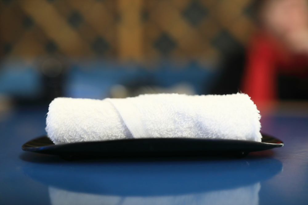 夜のお店でおしぼりが活躍する場面